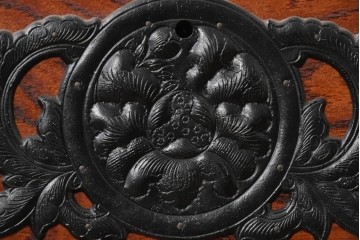《天板取り付け加工費込み》　中古　美品!!　欅材　漆塗り　岩谷堂箪笥　「菊幸」　観音扉と大小の引き出しを備えたチェスト　(R-089496)