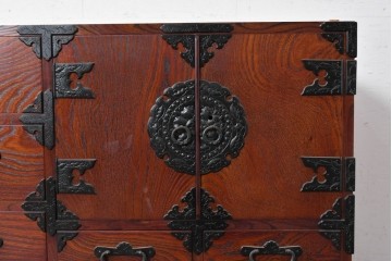 《天板取り付け加工費込み》　中古　美品!!　欅材　漆塗り　岩谷堂箪笥　「菊幸」　観音扉と大小の引き出しを備えたチェスト　(R-089496)