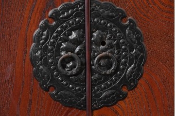《天板取り付け加工費込み》　中古　美品!!　欅材　漆塗り　岩谷堂箪笥　「菊幸」　観音扉と大小の引き出しを備えたチェスト　(R-089496)
