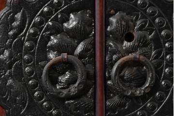 《天板取り付け加工費込み》　中古　美品!!　欅材　漆塗り　岩谷堂箪笥　「菊幸」　観音扉と大小の引き出しを備えたチェスト　(R-089496)