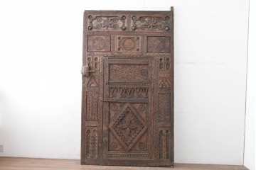 ヴィンテージ建具　アラビアンな幾何学彫刻が印象的なくぐり戸付き彫刻扉1枚　(R-089504)