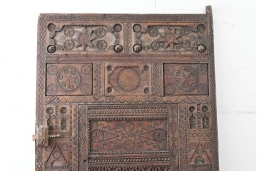 ヴィンテージ建具　アラビアンな幾何学彫刻が印象的なくぐり戸付き彫刻扉1枚　(R-089504)