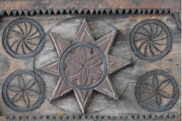 ヴィンテージ建具　アラビアンな幾何学彫刻が印象的なくぐり戸付き彫刻扉1枚　(R-089504)