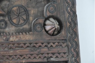 ヴィンテージ建具　アラビアンな幾何学彫刻が印象的なくぐり戸付き彫刻扉1枚　(R-089504)