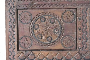 ヴィンテージ建具　アラビアンな幾何学彫刻が印象的なくぐり戸付き彫刻扉1枚　(R-089504)