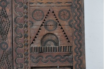 ヴィンテージ建具　アラビアンな幾何学彫刻が印象的なくぐり戸付き彫刻扉1枚　(R-089504)