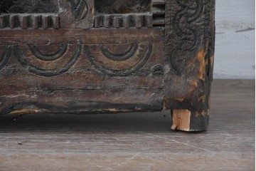 ヴィンテージ建具　アラビアンな幾何学彫刻が印象的なくぐり戸付き彫刻扉1枚　(R-089504)