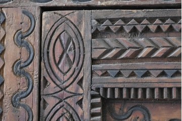 ヴィンテージ建具　アラビアンな幾何学彫刻が印象的なくぐり戸付き彫刻扉1枚　(R-089504)