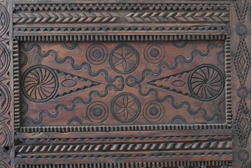 ヴィンテージ建具　アラビアンな幾何学彫刻が印象的なくぐり戸付き彫刻扉1枚　(R-089504)
