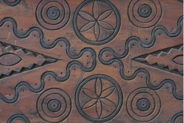 ヴィンテージ建具　アラビアンな幾何学彫刻が印象的なくぐり戸付き彫刻扉1枚　(R-089504)