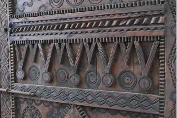 ヴィンテージ建具　アラビアンな幾何学彫刻が印象的なくぐり戸付き彫刻扉1枚　(R-089504)