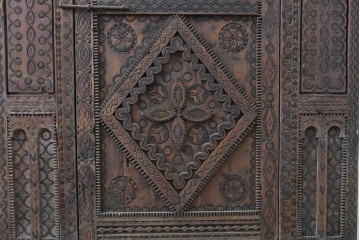 ヴィンテージ建具　アラビアンな幾何学彫刻が印象的なくぐり戸付き彫刻扉1枚　(R-089504)