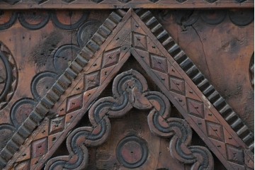 ヴィンテージ建具　アラビアンな幾何学彫刻が印象的なくぐり戸付き彫刻扉1枚　(R-089504)