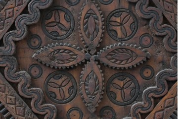 ヴィンテージ建具　アラビアンな幾何学彫刻が印象的なくぐり戸付き彫刻扉1枚　(R-089504)