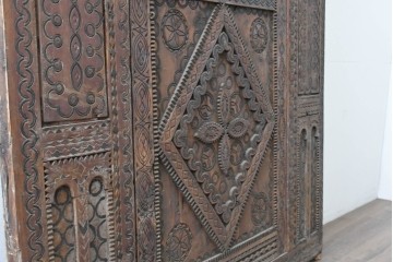 ヴィンテージ建具　アラビアンな幾何学彫刻が印象的なくぐり戸付き彫刻扉1枚　(R-089504)