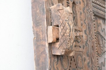ヴィンテージ建具　アラビアンな幾何学彫刻が印象的なくぐり戸付き彫刻扉1枚　(R-089504)