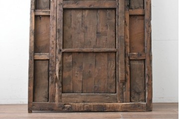 ヴィンテージ建具　アラビアンな幾何学彫刻が印象的なくぐり戸付き彫刻扉1枚　(R-089504)