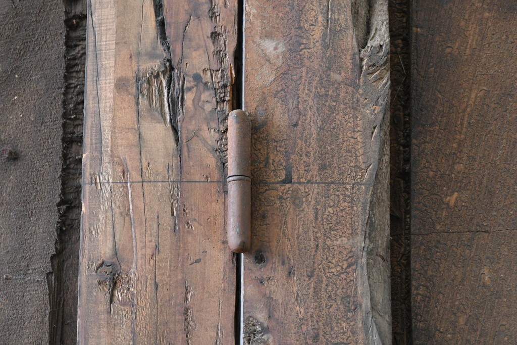 ヴィンテージ建具　アラビアンな幾何学彫刻が印象的なくぐり戸付き彫刻扉1枚　(R-089504)