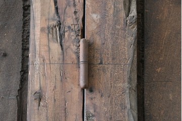 ヴィンテージ建具　アラビアンな幾何学彫刻が印象的なくぐり戸付き彫刻扉1枚　(R-089504)