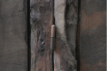 ヴィンテージ建具　アラビアンな幾何学彫刻が印象的なくぐり戸付き彫刻扉1枚　(R-089504)