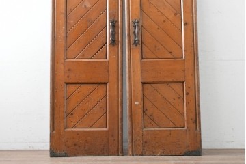 イギリスアンティーク建具　特大!!　高さ約2.4m　取っ手の意匠がクラシカルな両開きドア2枚(1対)セット　(R-089506)