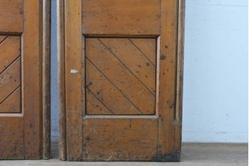 イギリスアンティーク建具　特大!!　高さ約2.4m　取っ手の意匠がクラシカルな両開きドア2枚(1対)セット　(R-089506)