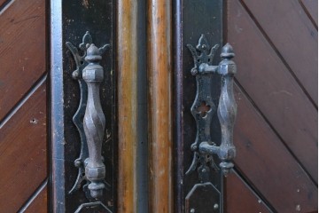 イギリスアンティーク建具　特大!!　高さ約2.4m　取っ手の意匠がクラシカルな両開きドア2枚(1対)セット　(R-089506)