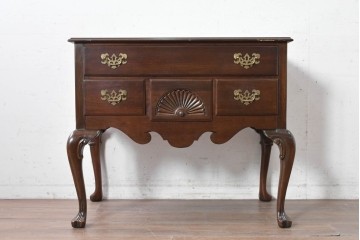 中古　アメリカ　ETHAN ALLEN(イーセンアーレン)　扇形彫刻とカブリオールレッグが美しいチェスト　(R-089513)