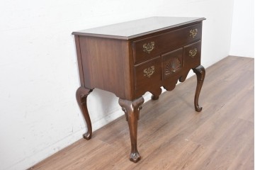 中古　アメリカ　ETHAN ALLEN(イーセンアーレン)　扇形彫刻とカブリオールレッグが美しいチェスト　(R-089513)