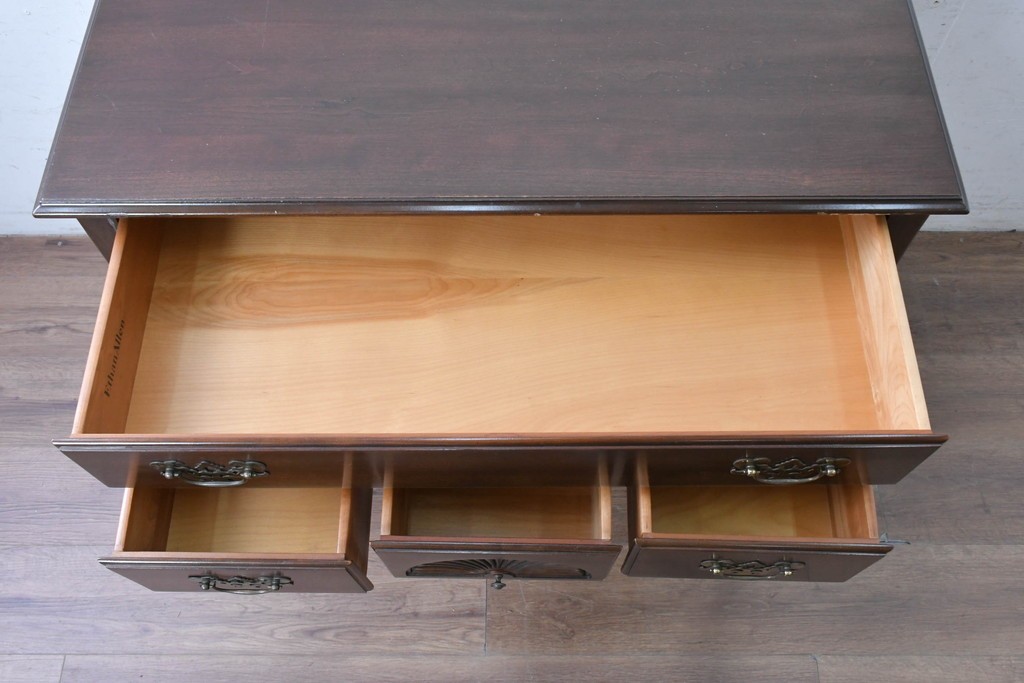 中古　アメリカ　ETHAN ALLEN(イーセンアーレン)　扇形彫刻とカブリオールレッグが美しいチェスト　(R-089513)