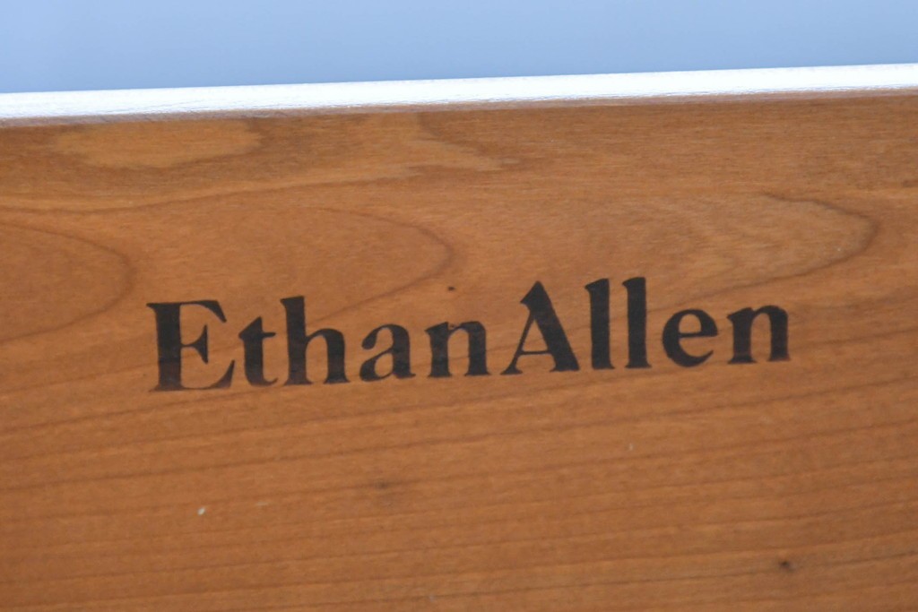 中古　アメリカ　ETHAN ALLEN(イーセンアーレン)　扇形彫刻とカブリオールレッグが美しいチェスト　(R-089513)