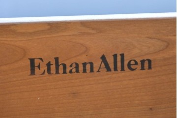 中古　アメリカ　ETHAN ALLEN(イーセンアーレン)　扇形彫刻とカブリオールレッグが美しいチェスト　(R-089513)
