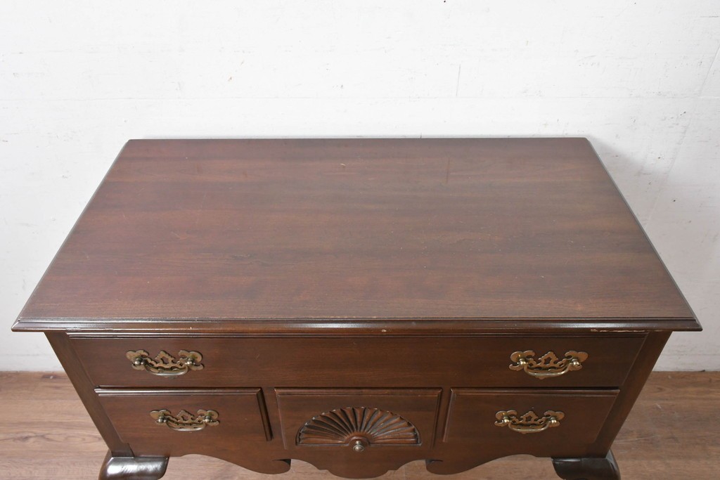 中古　アメリカ　ETHAN ALLEN(イーセンアーレン)　扇形彫刻とカブリオールレッグが美しいチェスト　(R-089513)