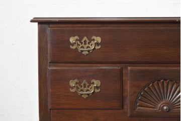 中古　アメリカ　ETHAN ALLEN(イーセンアーレン)　扇形彫刻とカブリオールレッグが美しいチェスト　(R-089513)