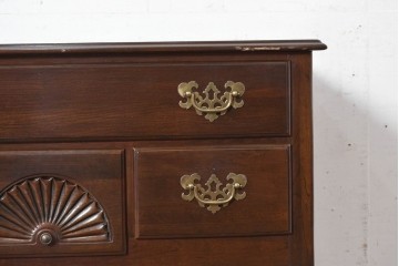 中古　アメリカ　ETHAN ALLEN(イーセンアーレン)　扇形彫刻とカブリオールレッグが美しいチェスト　(R-089513)
