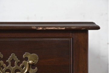 中古　アメリカ　ETHAN ALLEN(イーセンアーレン)　扇形彫刻とカブリオールレッグが美しいチェスト　(R-089513)