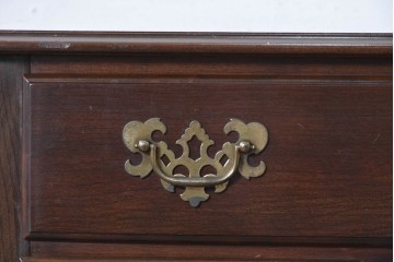 中古　アメリカ　ETHAN ALLEN(イーセンアーレン)　扇形彫刻とカブリオールレッグが美しいチェスト　(R-089513)