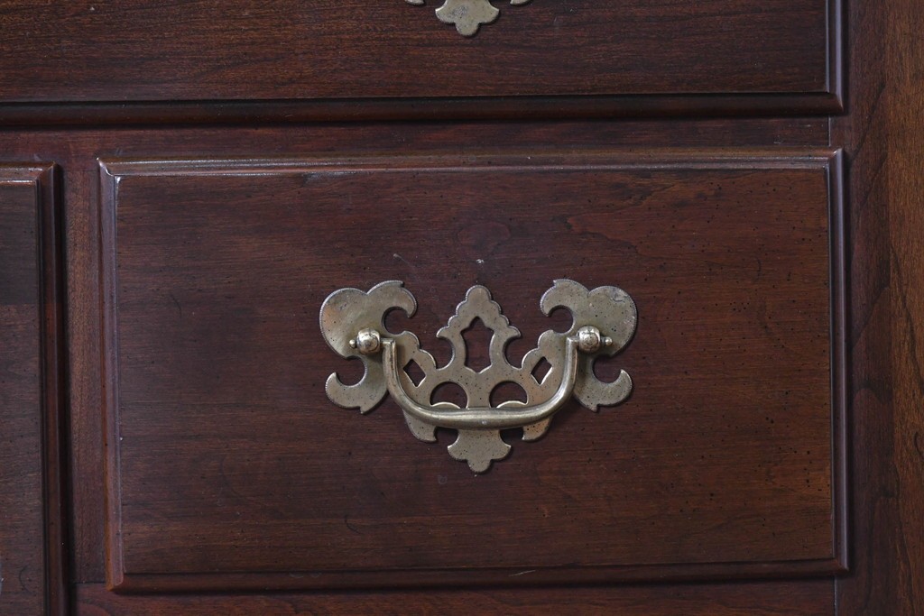 中古　アメリカ　ETHAN ALLEN(イーセンアーレン)　扇形彫刻とカブリオールレッグが美しいチェスト　(R-089513)