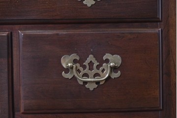 中古　アメリカ　ETHAN ALLEN(イーセンアーレン)　扇形彫刻とカブリオールレッグが美しいチェスト　(R-089513)