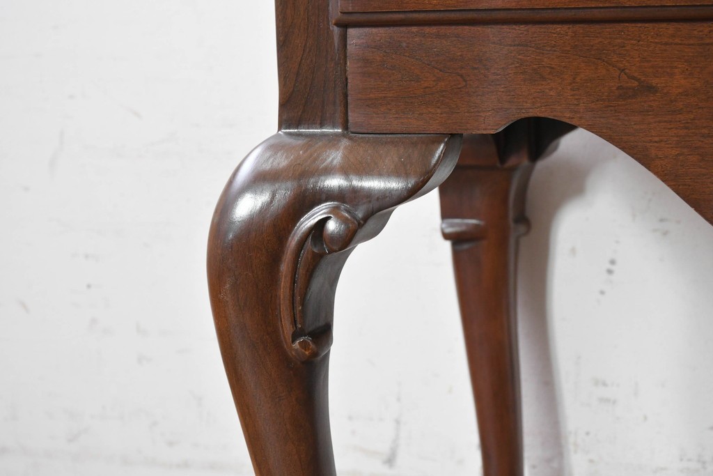 中古　アメリカ　ETHAN ALLEN(イーセンアーレン)　扇形彫刻とカブリオールレッグが美しいチェスト　(R-089513)