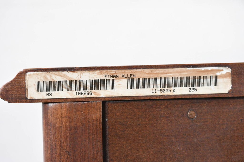 中古　アメリカ　ETHAN ALLEN(イーセンアーレン)　扇形彫刻とカブリオールレッグが美しいチェスト　(R-089513)