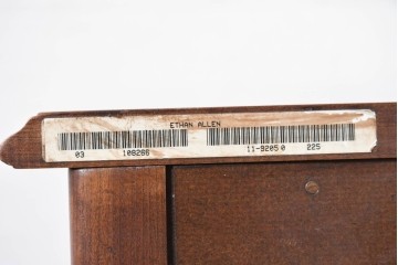 中古　アメリカ　ETHAN ALLEN(イーセンアーレン)　扇形彫刻とカブリオールレッグが美しいチェスト　(R-089513)