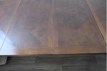 中古　アメリカ高級輸入家具　パーケットリー天板が上品なエクステンションダイニングテーブル　(R-089515)
