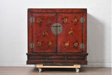 アジアンヴィンテージ　李朝家具　アンティーク調　朱色に花文様が可愛らしいキャビネット　(R-089518)