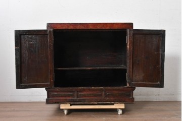 アジアンヴィンテージ　李朝家具　アンティーク調　朱色に花文様が可愛らしいキャビネット　(R-089518)