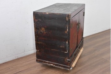 アジアンヴィンテージ　李朝家具　アンティーク調　朱色に花文様が可愛らしいキャビネット　(R-089518)