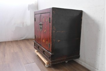 アジアンヴィンテージ　李朝家具　アンティーク調　朱色に花文様が可愛らしいキャビネット　(R-089518)