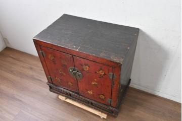 アジアンヴィンテージ　李朝家具　アンティーク調　朱色に花文様が可愛らしいキャビネット　(R-089518)