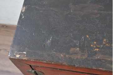 アジアンヴィンテージ　李朝家具　アンティーク調　朱色に花文様が可愛らしいキャビネット　(R-089518)