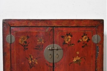 アジアンヴィンテージ　李朝家具　アンティーク調　朱色に花文様が可愛らしいキャビネット　(R-089518)